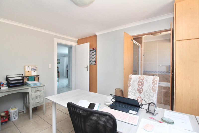 8 Bedroom Property for Sale in Mountainside Western Cape